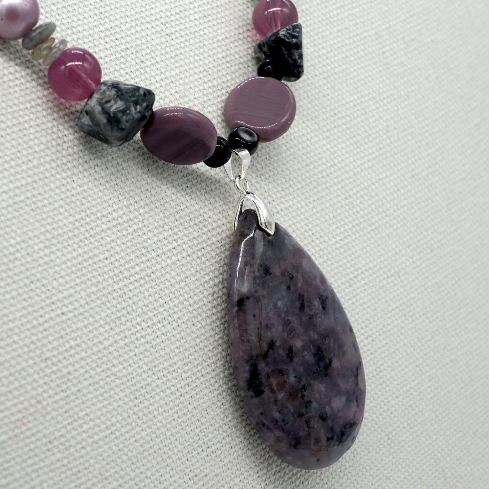 🎉Host Pick🎉 Long necklace with beautiful shades of gray and purple stones. - Picture 3 of 4